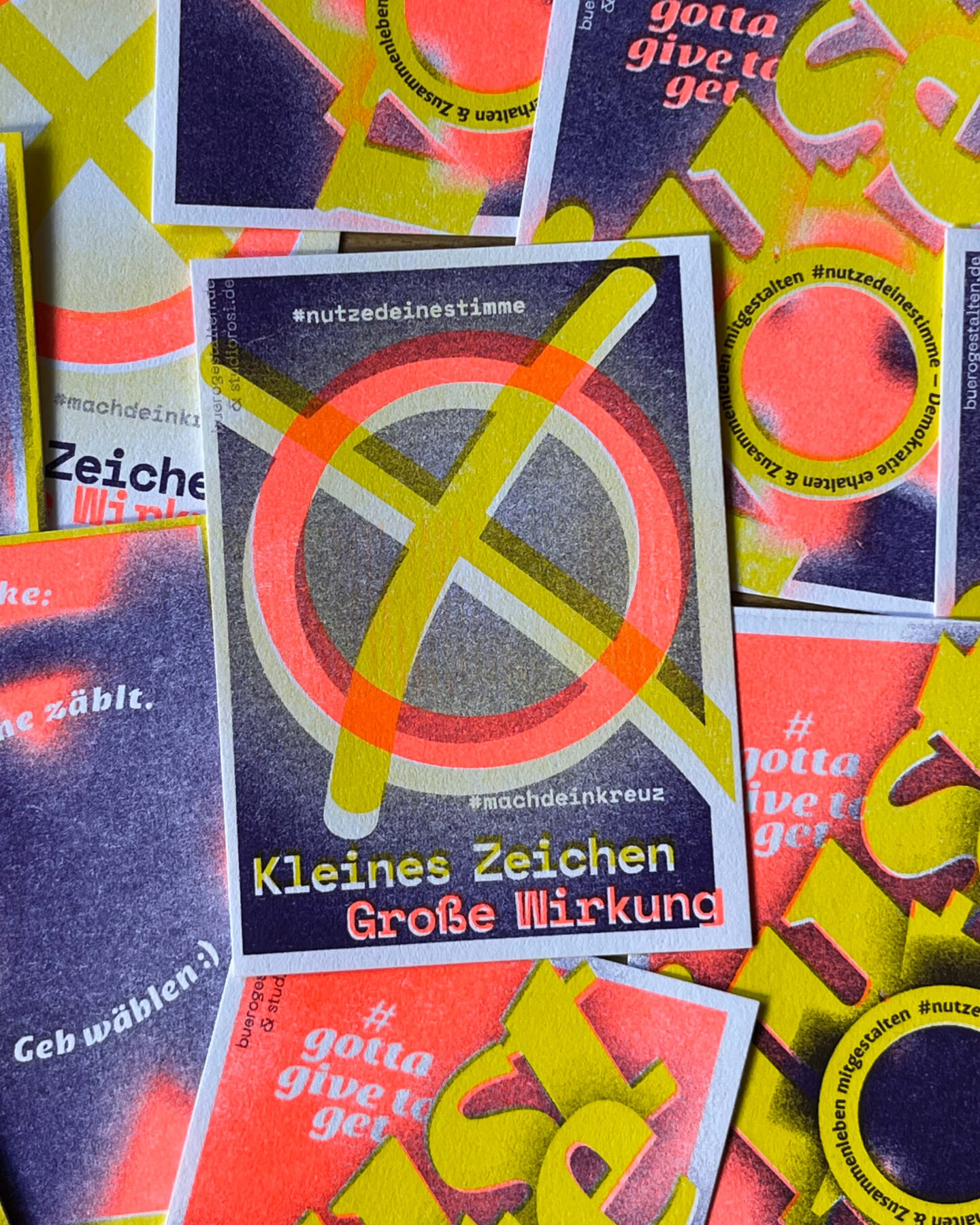 Büro Gestalten: Pro-Wahl-Plakat 2024 Motiv 6 – just vote (Riso-Sticker-Stapel, hockant)